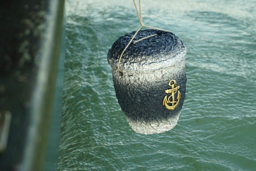 zee urn met anker